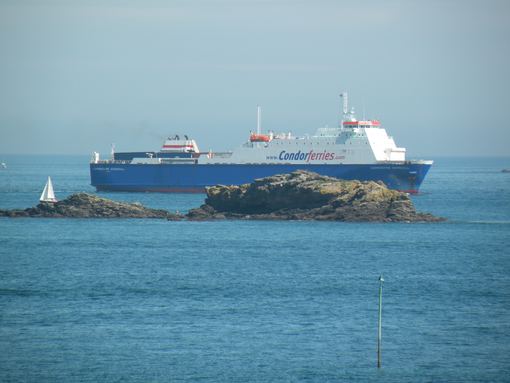  Ferry longeant les rochers au large de Dinard